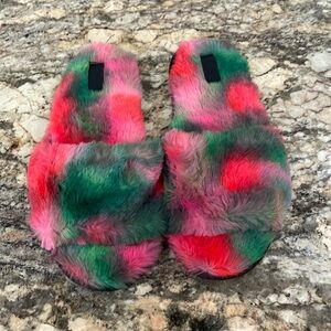 NWT Pink Victoria’s Secret Faux Fur Multi Slippers ❤️